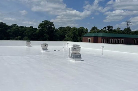white-flat-commercial-roof-houston-tx-stx-roofing White flat commercial roofing system on a Houston TX business by STX Roofing